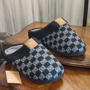New with tags! Mens Large 11/12 Gray black happy face thick warm cozy slippers